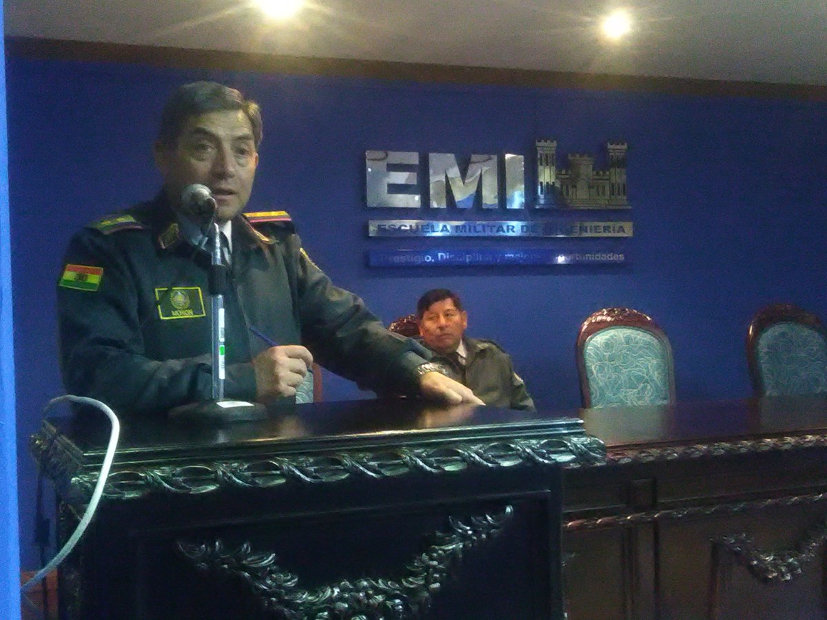 emibolivia's tweet photo. El Señor Rector, Gral. Brig. Rommel Morón Romero, hizo la entrega de material deportivo a los jugadores de la selección de fútbol CD EMI. https://t.co/C5FQuq6oJ8