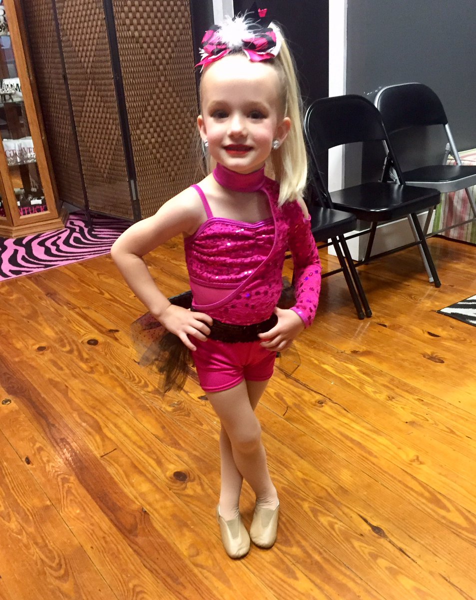 BrookeShell1's tweet photo. #PictureWeek #Recital #TinyDancer https://t.co/cdaiUU2q6y