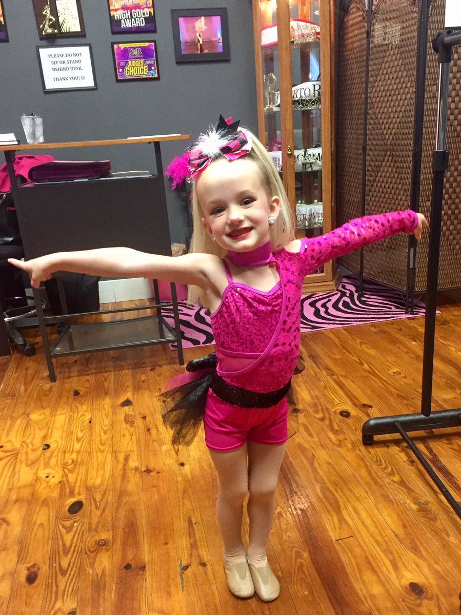 BrookeShell1's tweet photo. #PictureWeek #Recital #TinyDancer https://t.co/cdaiUU2q6y