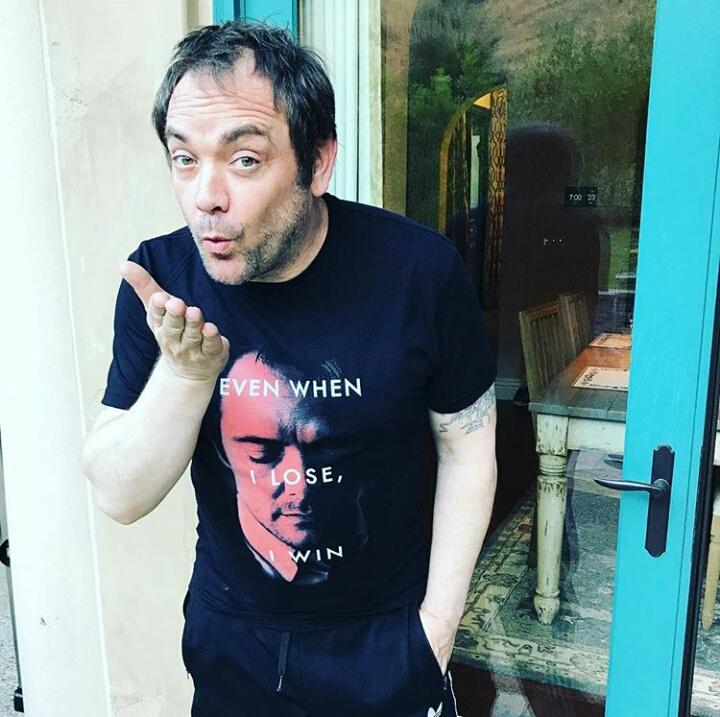 "THANKS MARK FOR CROWLEY" obrigada pelo maior King of hell de todos, você é o melhor❤