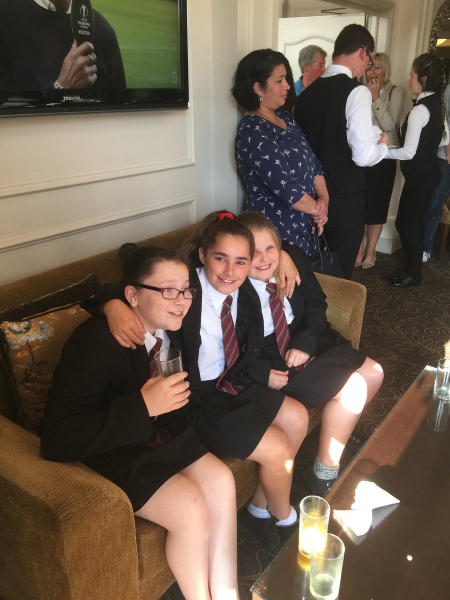 LMDCHSCA's tweet photo. Enjoying the hospitality of the #studentbusinesschallenge! 🍤🍗🍸🍴👍👌🇬🇬💪💙👊⭐️🏆 @LamareHighSchoo @Govgg @GovEducation @sbcmediaamb @SureGuernsey https://t.co/oMLUKne2Wq
