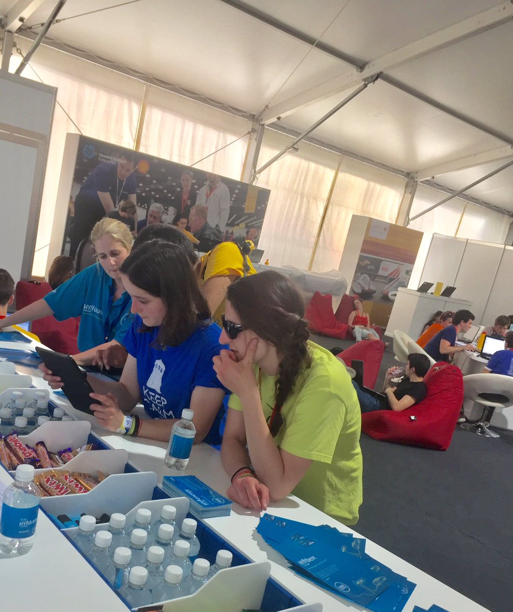 Christinamcg07's tweet photo. Engineers @shell_ecomar finding out what @The_Linde_Group @boconline has to offer for graduates & apprentices #JoinLinde @BOCgrads https://t.co/f08SNCa9f3