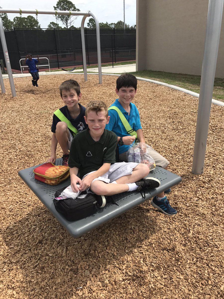 MsKerestes's tweet photo. Picnic at the park🍎🍌#fieldtrip https://t.co/99kz4iTMMf