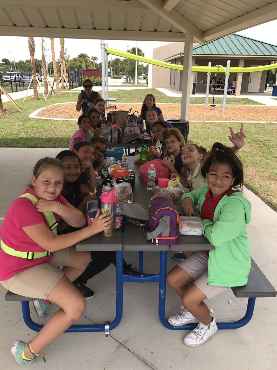 MsKerestes's tweet photo. Picnic at the park🍎🍌#fieldtrip https://t.co/99kz4iTMMf