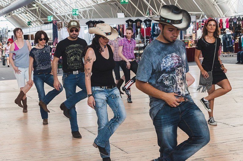 ClassicHitsRdio's tweet photo. 90's at Night is on the way with @trinamarashow 7-9pm - who will admit to being an avid line dancer in the 1990's? #90sAtNight https://t.co/qbelybgczw