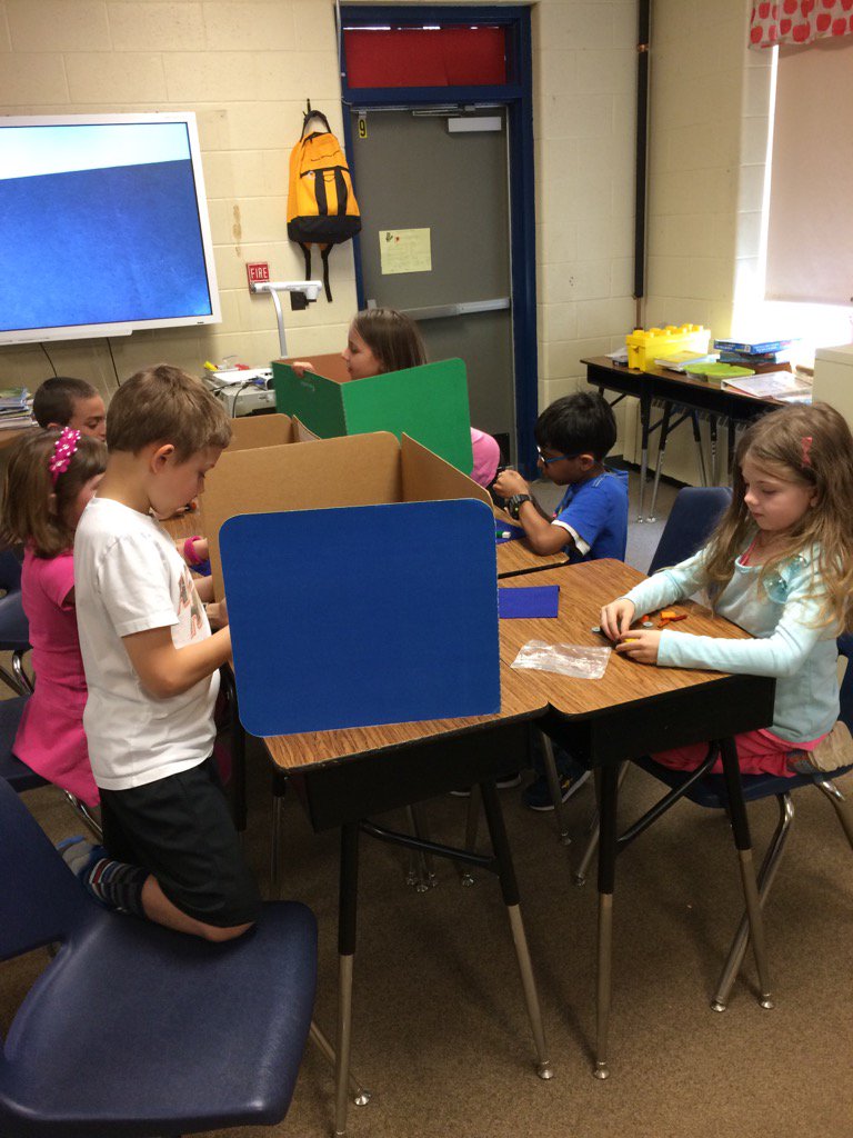 MT_MathDept's tweet photo. Second graders use their words to tell partners what to build. #cooperation #tigerup https://t.co/WshAZOQlsx