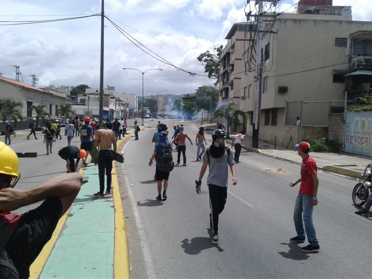 AndrewsAbreu's tweet photo. #ÚLTIMO 2pm Continúa enfrentamientos entre manifestantes y PNB | Enfrentamientos se desplazan hasta la Av Bolívar Norte. #Valencia https://t.co/htHJxobYjU