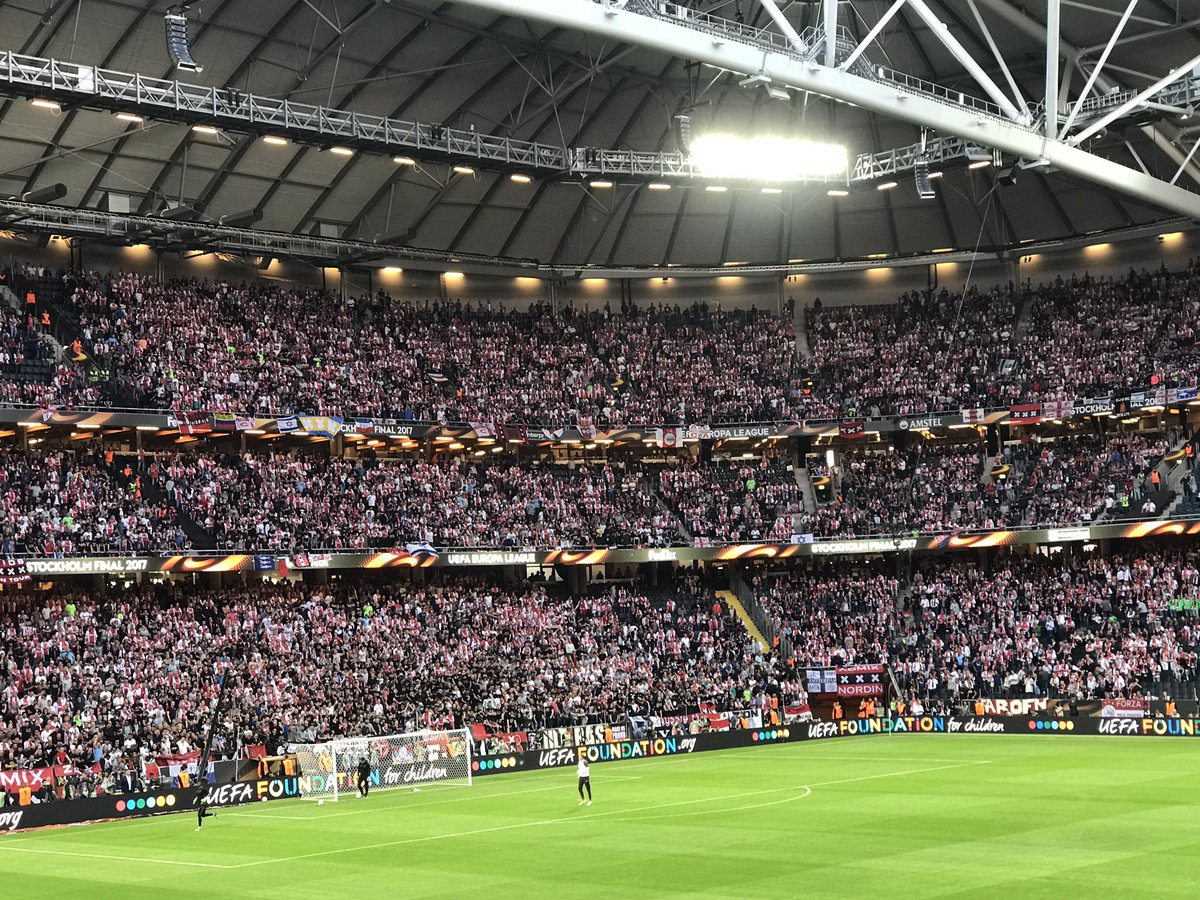 AndyMitten's tweet photo. Ajax and Utd ends 50 mins before kick-off. "Shall we get in early?" "Nah, let's have another pint." https://t.co/szi6RQiT8i
