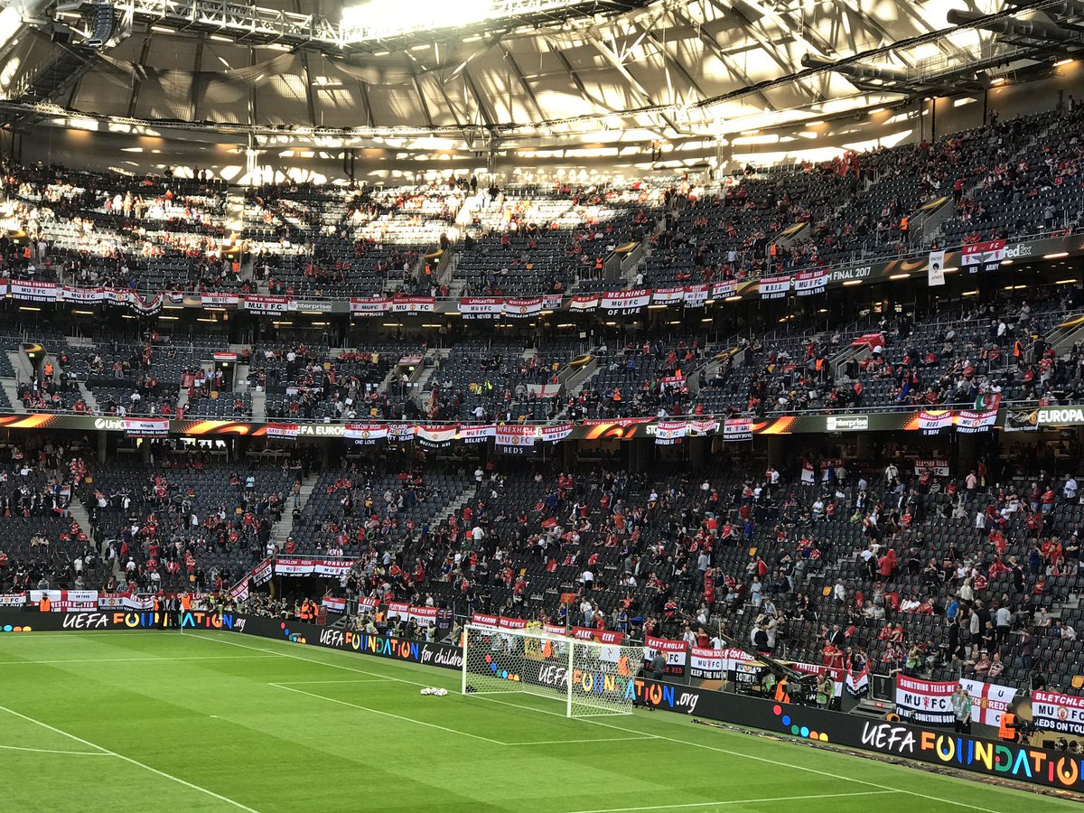 AndyMitten's tweet photo. Ajax and Utd ends 50 mins before kick-off. "Shall we get in early?" "Nah, let's have another pint." https://t.co/szi6RQiT8i