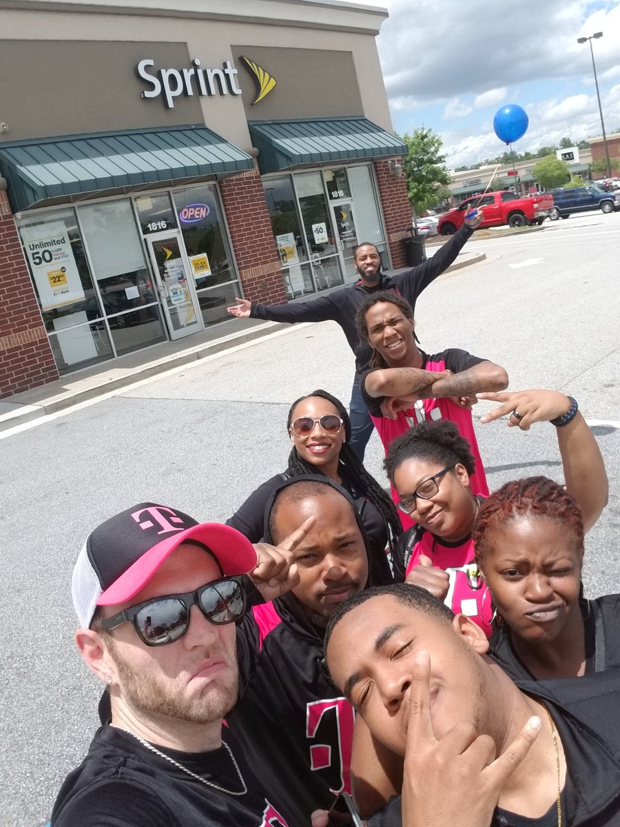 _timothywidener's tweet photo. Flexing on this empty little yellow store! Open, but empty! Come #getthanked Un-carrier style @jboy1724 @m_wan4life @bnash001 @bpkp913 https://t.co/FOIUUkvYEj