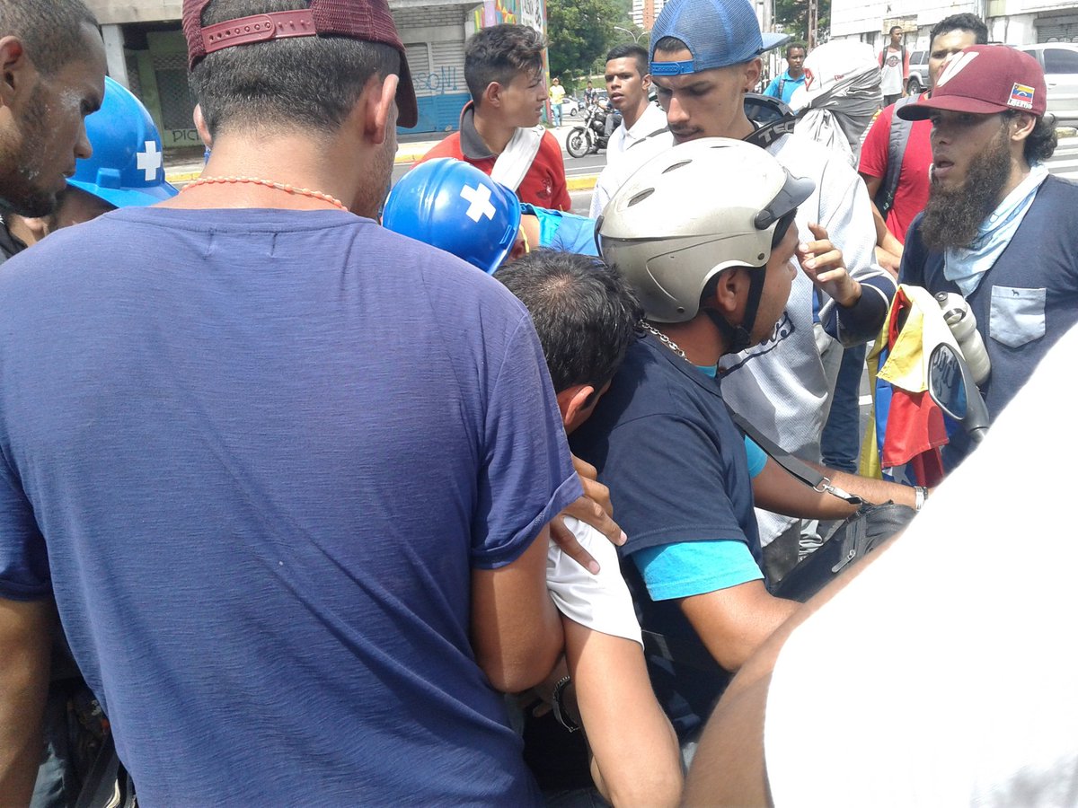 AndrewsAbreu's tweet photo. #ÚLTIMO 2pm Un joven herido en la Rojas Queipo / Av Bolívar Norte #Valencia https://t.co/ITaynYXSLc