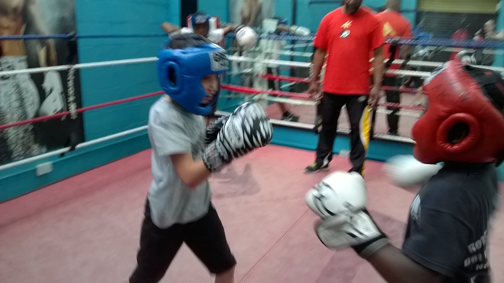 GlovesABC's tweet photo. Children's Boxing Session @amirkingkhan Gym AK Academy #BoltonBoxing https://t.co/oYZPqVSx8q