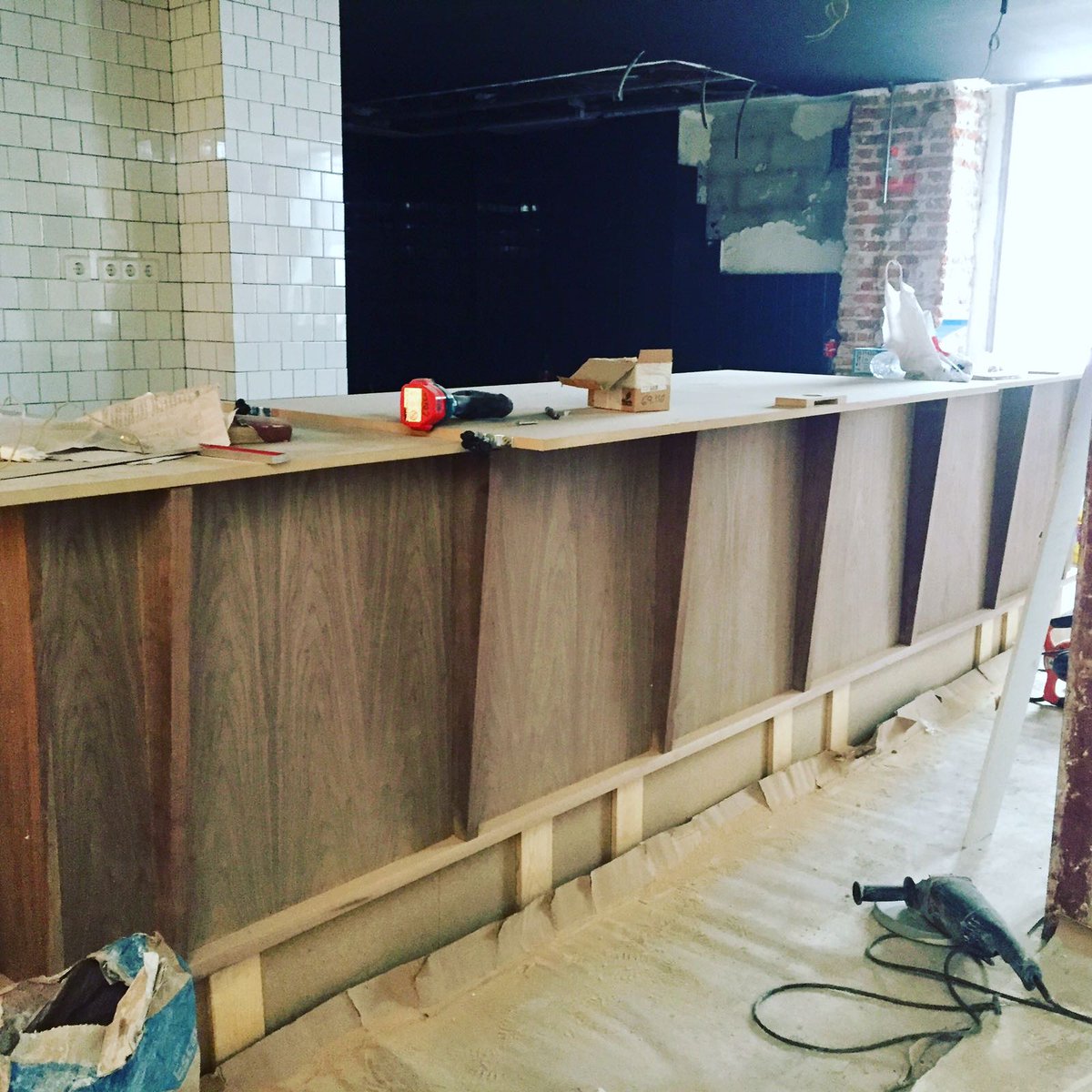 tabla_3's tweet photo. Esta cocina ya empieza a tener una pinta estupenda, vaya barra chula que nos está quedando en @tabla_3 !!!! https://t.co/hnjV3qFHqy