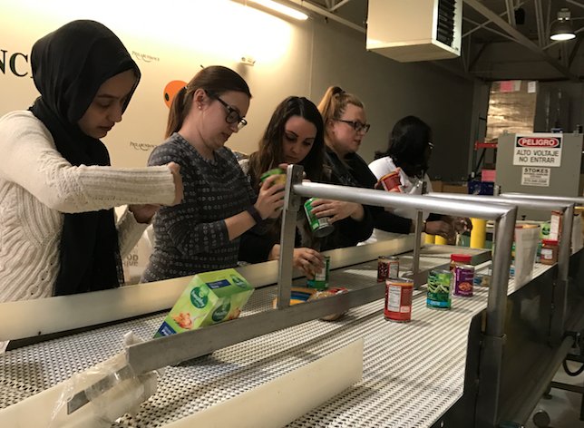 HelloRedSpark's tweet image. 🍎 We bettered our community by feeding thousands @philabundance. See how we bonded &amp;amp; put nutrition in the kitchen: bit.ly/2rQWDPd