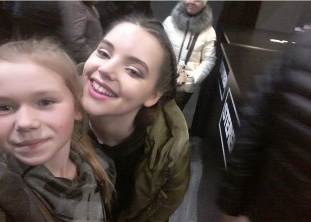 cassievalance's tweet photo. love you guys💕 If u have a selfie with me tweet me your picture and im gonna repost😘 https://t.co/M3aAhXrlUS