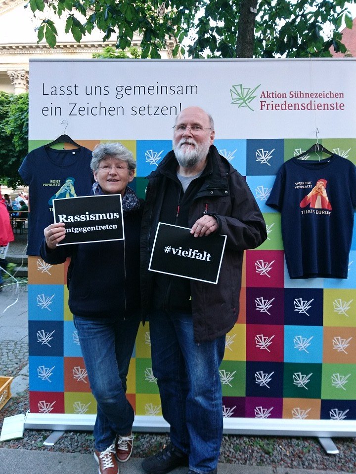 asf_ev's tweet photo. "Europa braucht Menschen." - Hans-Dieter und Gisela #asfev #dekt17 #thatseurope https://t.co/QMGmLnUlfY