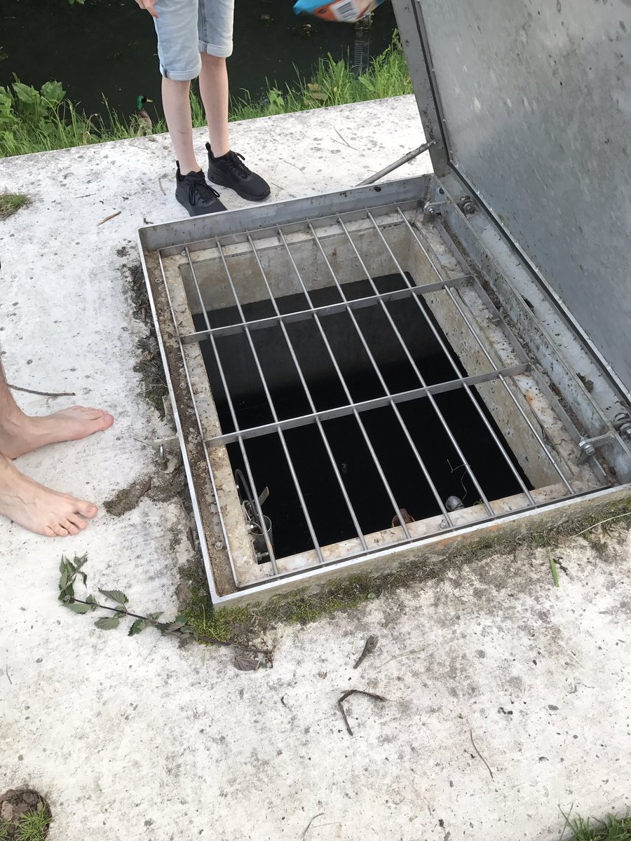Molenbeke's tweet photo. @WaterRijnIJssel is het de bedoeling dat dit niet op slot zit? Kruising Schavenmolenstraat Boudewijn van roonstraat https://t.co/GCAKK4jH3X