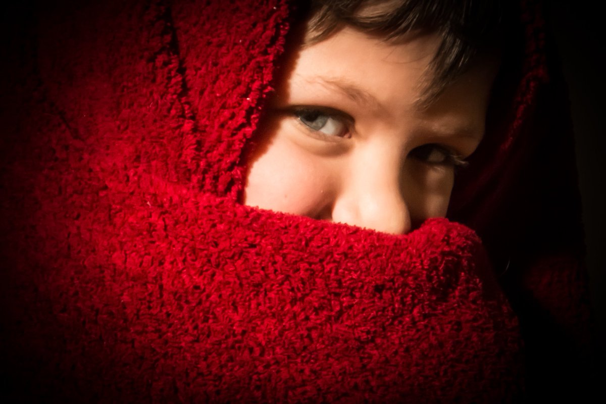 fatheringthree's tweet photo. A little chilly today. Not trying to reproduce famous magazine covers. Also not a an Afghan blanket or refugee. #summerbreak #snugasabug https://t.co/Mww0OR9Jcg