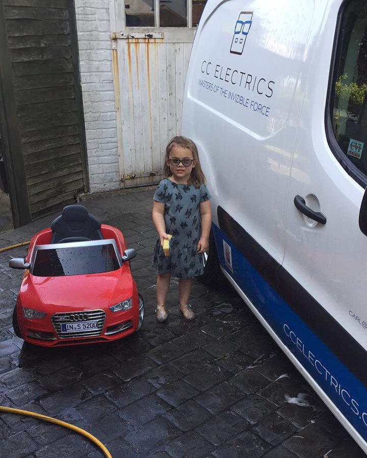 My little princess helping me to keep the van looking sharp 😁