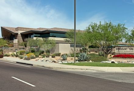 Billionaire Bruce Halle acquires the Discount Tire HQ building in Scottsdale. bisnow.com/phoenix/news/o…