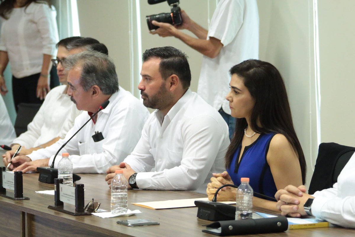 alitomorenoc's tweet photo. En reunión de trabajo junto al Vicepresidente de Países del Banco Interamericano de Desarrollo, Alexandre Meira. @el_BID #CrecerEnGrande https://t.co/pPKtWKm0rr
