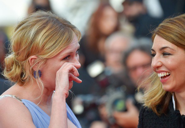 women_direct's tweet image. Dunst tearing up at the #Cannes2017  premiere of The Beguiled. Last time she was here with Coppola was for Marie Antoinette in 2006.