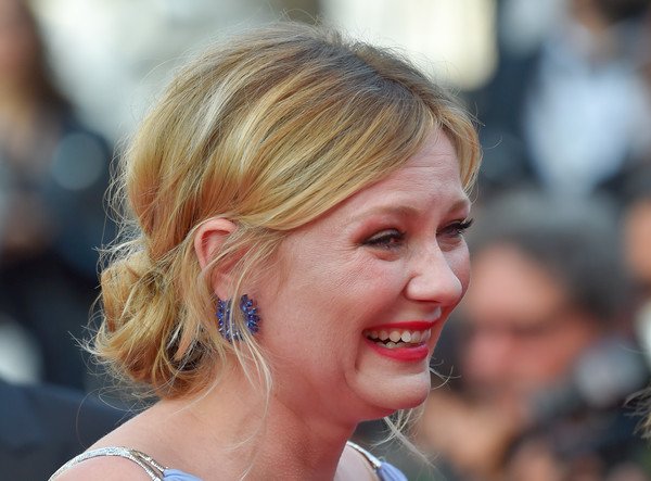 women_direct's tweet image. Dunst tearing up at the #Cannes2017  premiere of The Beguiled. Last time she was here with Coppola was for Marie Antoinette in 2006.