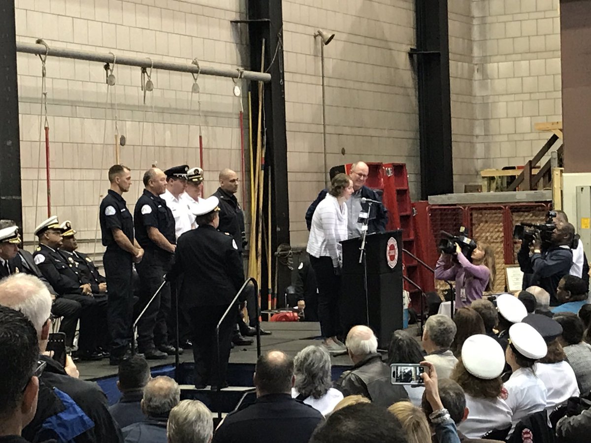 Lanes_wolf's tweet photo. Chicago civilians thank the crews who saved their lives during #EMSWeek2017 https://t.co/7Wvehwcgq6