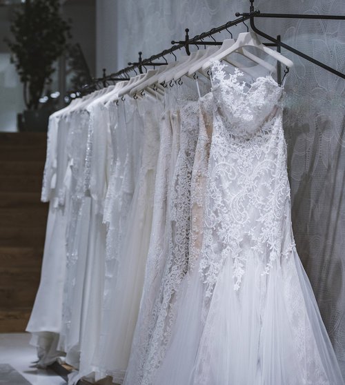 Todays Wonderful Wedding Supplier is @LeisAtelier #wedding #weddinghour #weddingwednesday littletreewedding.com/2017/05/24/4-l…