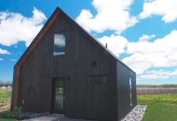 MikeKolatschek's tweet photo. My favourite boutique winery in #PEC @TrailEstateWine now has a charming rental on @Airbnb https://t.co/cyN9SGrhzE #Countyliving https://t.co/SrnbMmPrWd