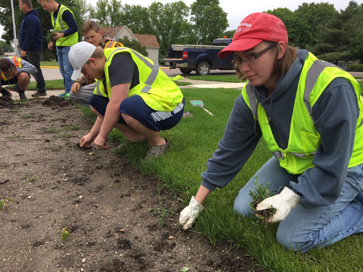 SiouxCenterIA's tweet photo. If you think Sioux Center is looking especially grand today, thank these guys and gals. #cleanupday2017 https://t.co/8amJEcegYe