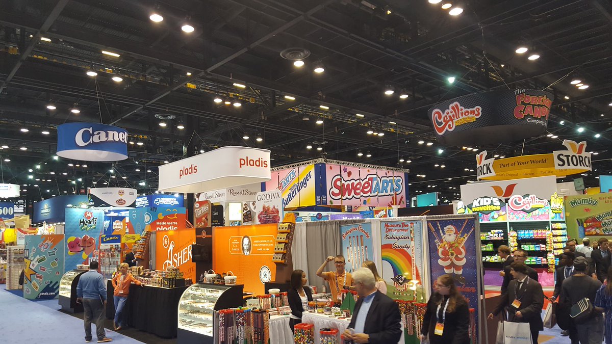 Repsly's tweet image. Great shot of the @SWEETSandSNACKS exhibitor hall by @MatatRepsly #SSE17 #RepAndRoll