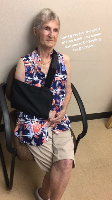 So #MissKay is wearing my clothes (shirt &amp; tank) better than me... 😳 https://t.co/ofzlYBvycC<a href="/tag/misskay"class="tags">#MissKay</a>