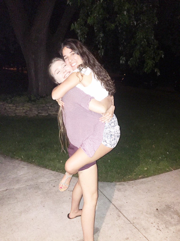 mariagonmi's tweet photo. Happy birthday to my burnt chicken nugget!!!♥️♥️ You don't know how much I miss you!! @hallebarlament Ily😚 https://t.co/5W2578q2RL