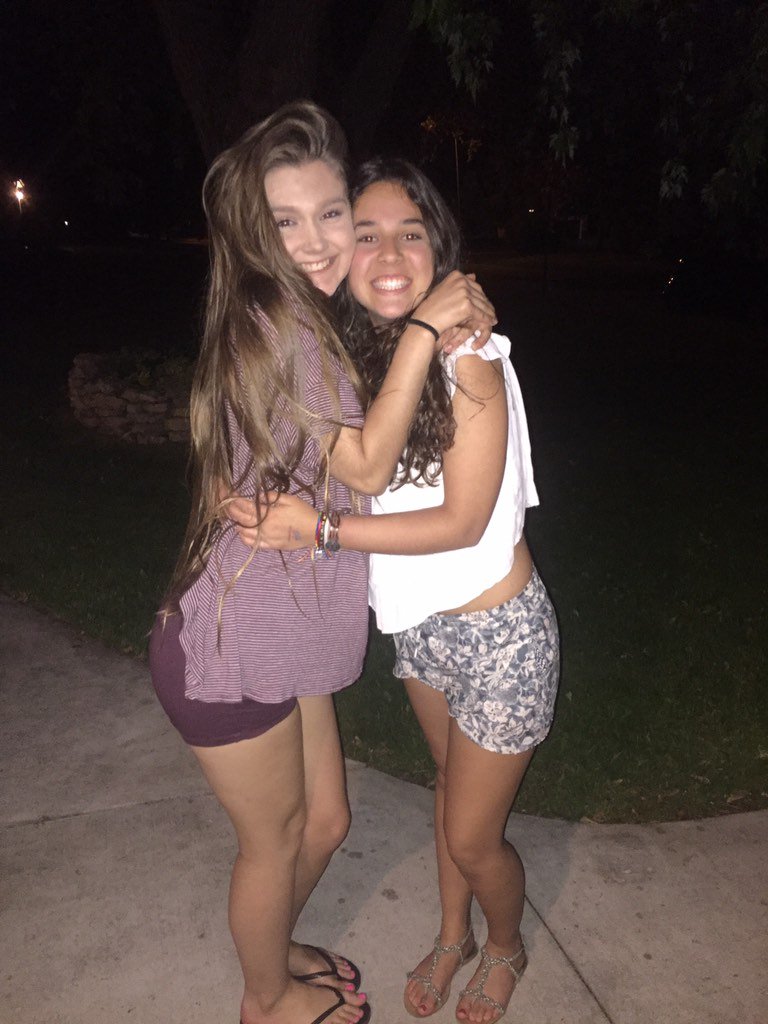 mariagonmi's tweet photo. Happy birthday to my burnt chicken nugget!!!♥️♥️ You don't know how much I miss you!! @hallebarlament Ily😚 https://t.co/5W2578q2RL