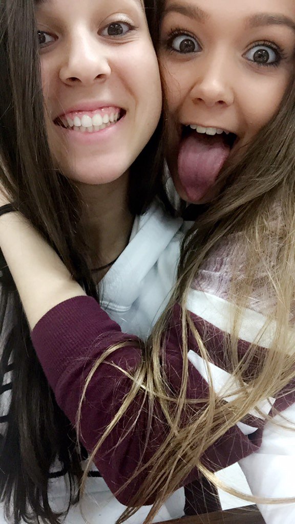 mariagonmi's tweet photo. Happy birthday to my burnt chicken nugget!!!♥️♥️ You don't know how much I miss you!! @hallebarlament Ily😚 https://t.co/5W2578q2RL