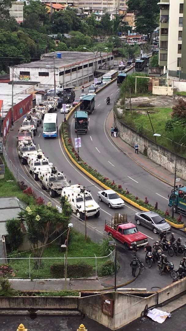 LuisTrincado's tweet photo. Dictadura!Terrorismo de Estado! Es la única forma de entender este despliegue desproporcionado en San Antonio de los Altos esta tarde #24may https://t.co/FiqMdvbGOO