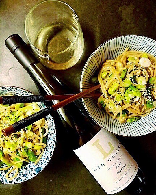 liebcellars's tweet image. New insta theme! Every few weeks we'll post a #LIEBandLOCAL pic of one of our wines paired with whatever's in season on the North Fork. Fir…