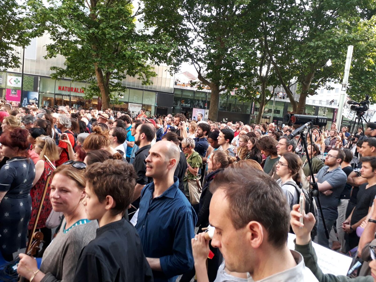 alexiscorbiere's tweet photo. Plus de 1500 personnes place de la Mairie à Montreuil pour soutenir ma candidature et écouter @JLMelenchon.Merci à tous ! #legislatives2017 https://t.co/SOPsPWo9EL
