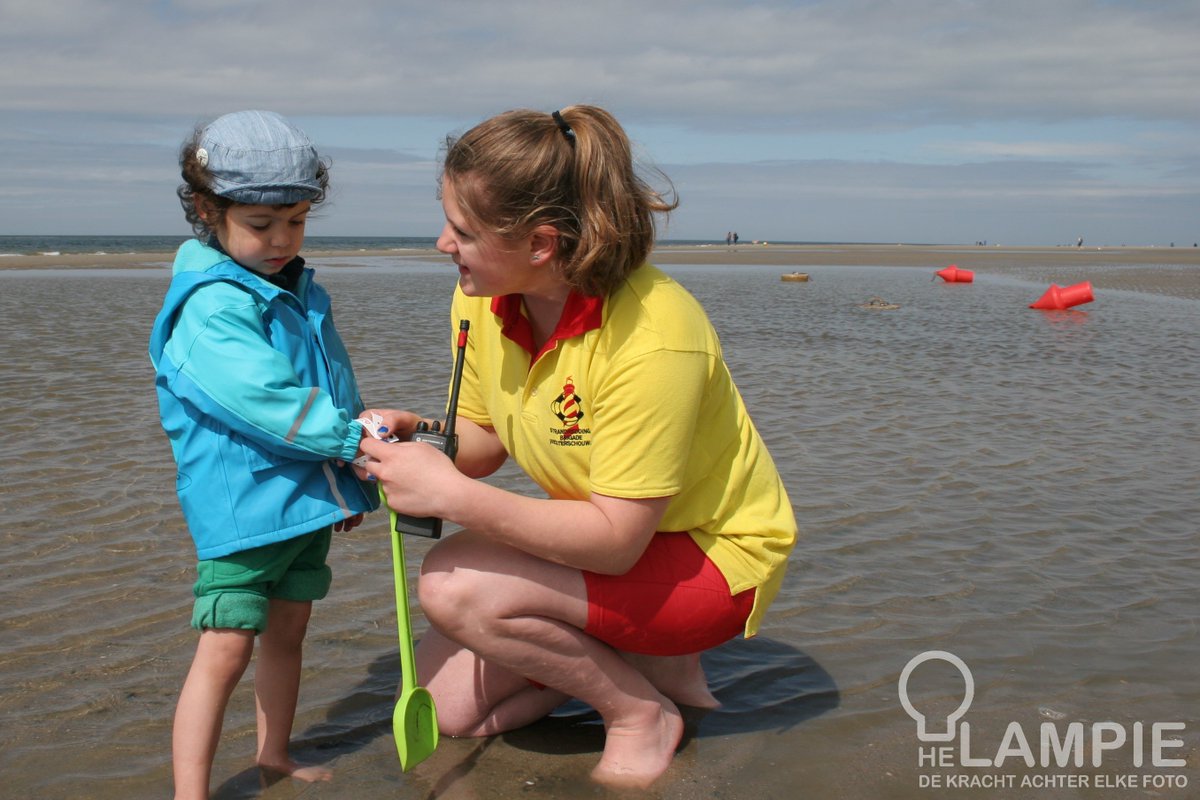 StrandRedding's tweet photo. Een kindje raakt op een vol strand zo kwijt. Voorkom verdriet, haal een 06-polsbandje bij de lifeguards! #slimnaarhetstrand https://t.co/Ds7RE7zyio