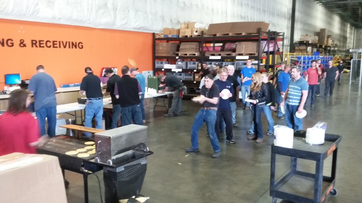 KUKAAmericas's tweet photo. Employee Appreciation Week! Our KUKA Warren Assembly Plant lines up to catch breakfast! https://t.co/em0N2gExwx