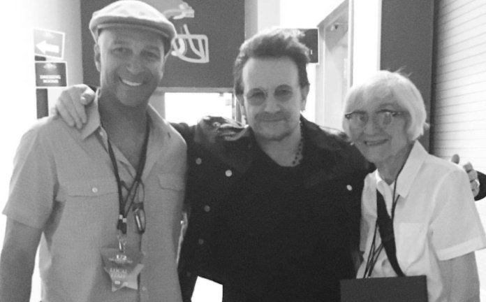 tmdqa's tweet photo. Aos 93 anos, mãe de Tom Morello vai a show do U2 com seu filho e discute política com Bono > https://t.co/wjVaRm3y0M https://t.co/zx5cSS3d1Y