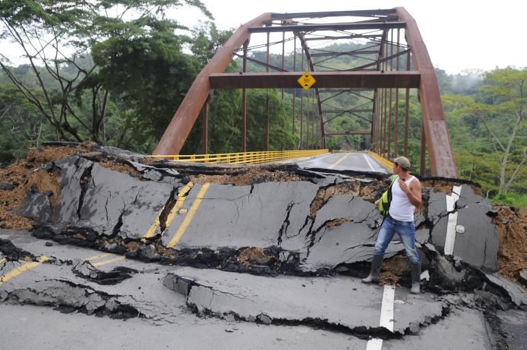 ELTIEMPO's tweet photo. El impresionante hundimiento de un puente que costó $10.000 millones https://t.co/AMwN8ZOTAL https://t.co/BWHJHa4LNt