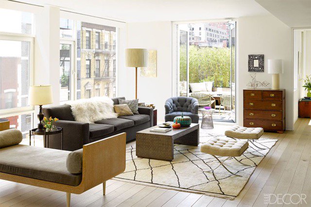 Love the mix of styles in this Manhattan apartment living room by Lisa Pomerantz. <a href="/ELLEDECOR/">ELLE Decor</a>  - goo.gl/5ObeCq
#manhattanstyle