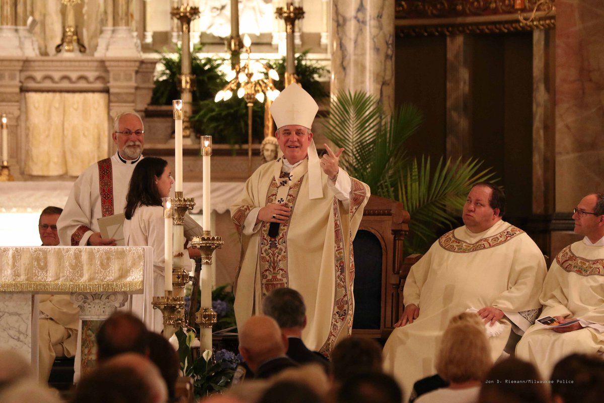 MilwaukeePolice's tweet photo. .@archmil Archbishop Listecki celebrates a special Mass for Law Enforcement at the Basilica of St. Josaphat. Photos: https://t.co/jH5mBAtNPM https://t.co/GOriVicuVQ