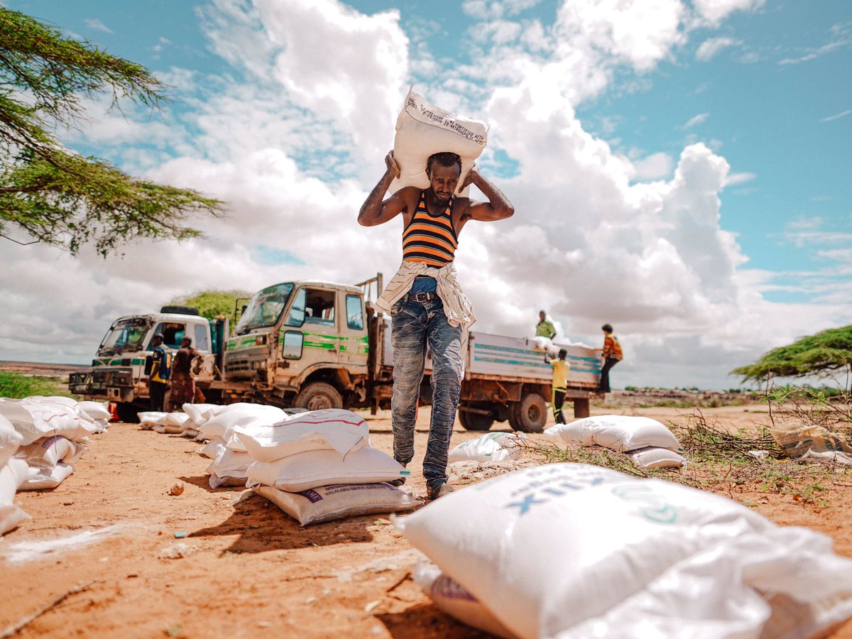 jeromejarre's tweet image. THIS WEEK ALONE WE DISTRIBUTED 90 TONS OF FOOD IN KISMAAYO SOMALIA!! REMEMBER WHEN WE WERE HOPING TO SEND 60 TONS 2 MONTHS AGO? 😃💪 #LOVEARMY