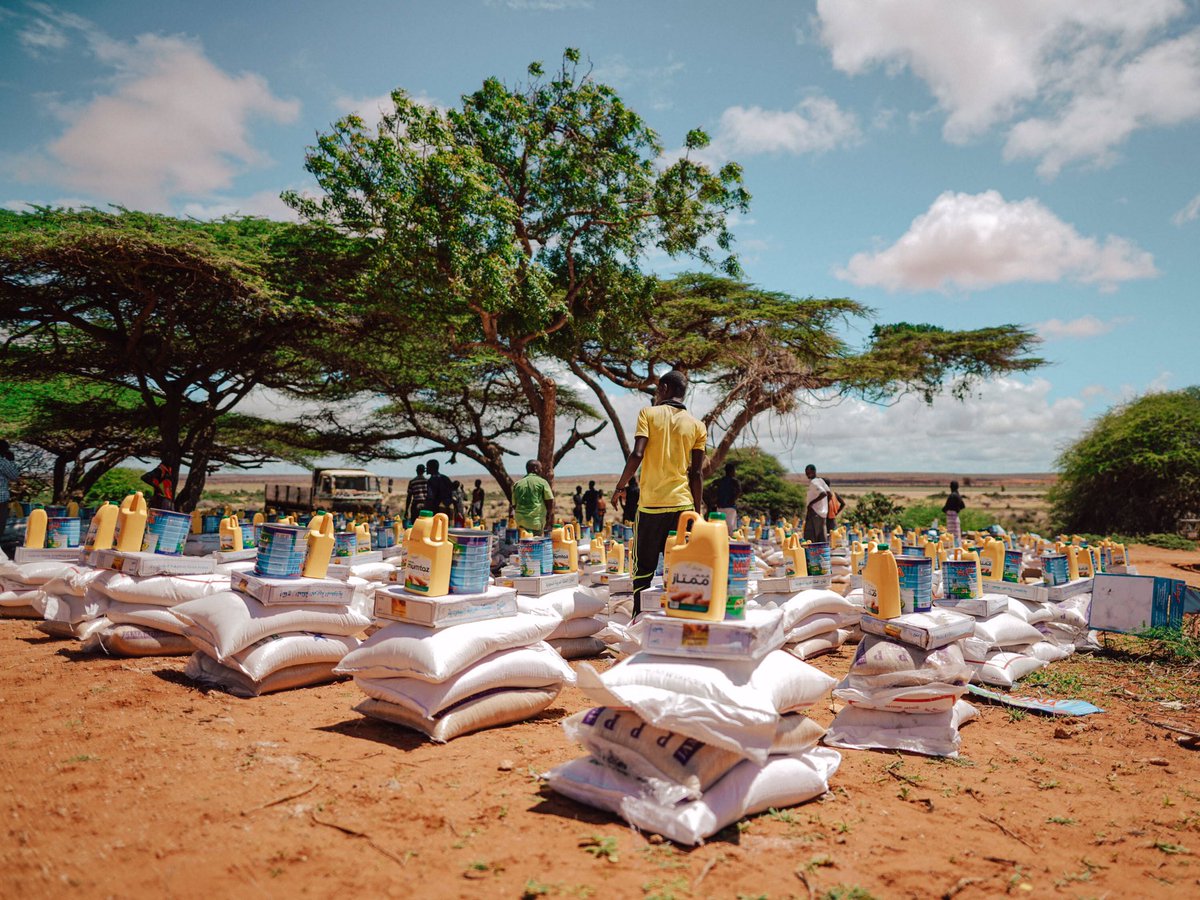 jeromejarre's tweet image. THIS WEEK ALONE WE DISTRIBUTED 90 TONS OF FOOD IN KISMAAYO SOMALIA!! REMEMBER WHEN WE WERE HOPING TO SEND 60 TONS 2 MONTHS AGO? 😃💪 #LOVEARMY