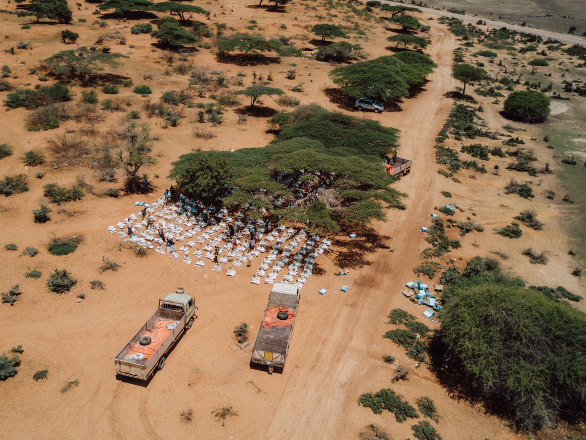 jeromejarre's tweet image. THIS WEEK ALONE WE DISTRIBUTED 90 TONS OF FOOD IN KISMAAYO SOMALIA!! REMEMBER WHEN WE WERE HOPING TO SEND 60 TONS 2 MONTHS AGO? 😃💪 #LOVEARMY