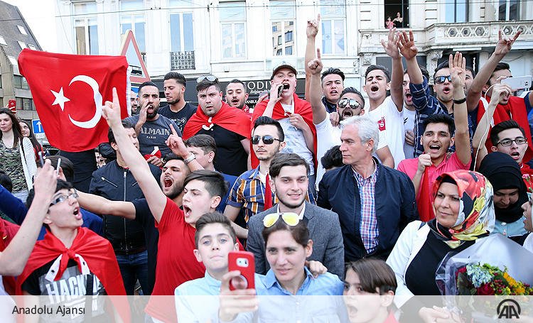 Cumhurbaşkanı Erdoğan Belçika'da 

Belçika'da yaşayan Türkler, Brüksel'e giden Cumhurbaşkanı Erdoğan'ı karşıladı aane.ws/X6W