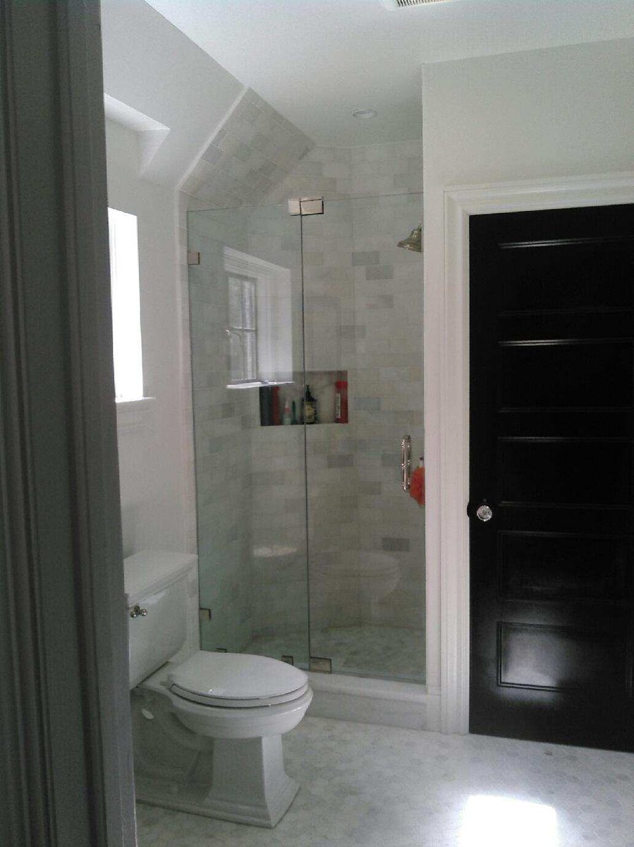 BTglass1960's tweet photo. Clean and modern #headerless #pivotdoor #headerlesspivot #noheader #brittandtilsonglass #asheville #showerenclosure #framelessshower #custom https://t.co/rdGAljOJ3h